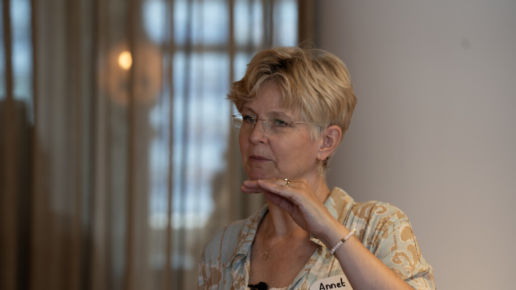 DSC0Annet als facilitator van interactieve bijeenkomsten3221 Facilitator Annet begeleidt een interactieve bijeenkomst met focus op samenwerking en resultaat.